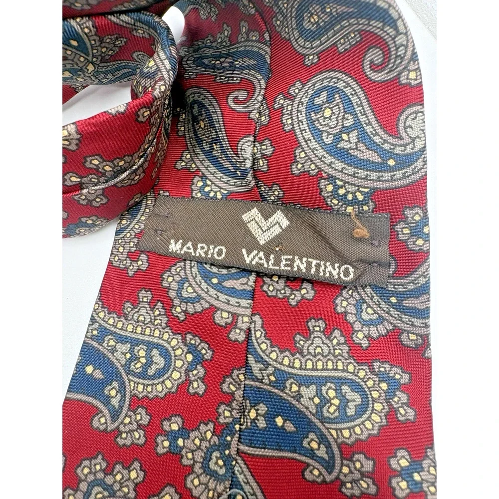 Red Paisley Valentino Cravatte Silk Tie Made in USA Italian Material Vintage